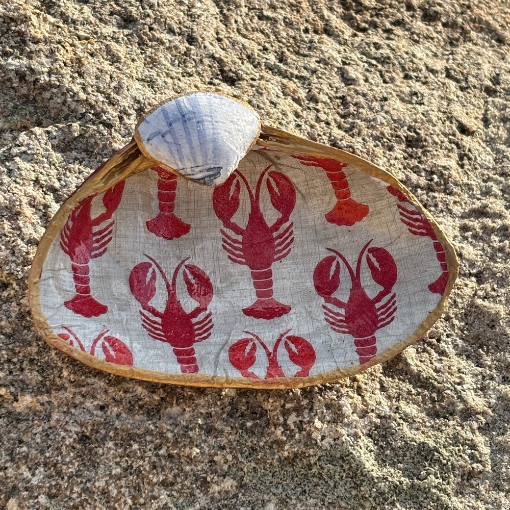 Decorative découpage Clamshell